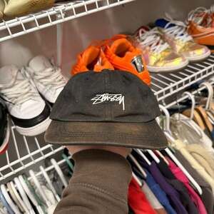 Stüssy Vintage Distressed Stock Logo Mid-Depth Low Pro Strapback Cap - Black